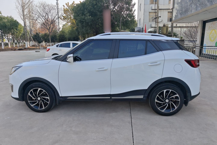 众泰T300 2017款 1.5T CVT尊享型车身外观4