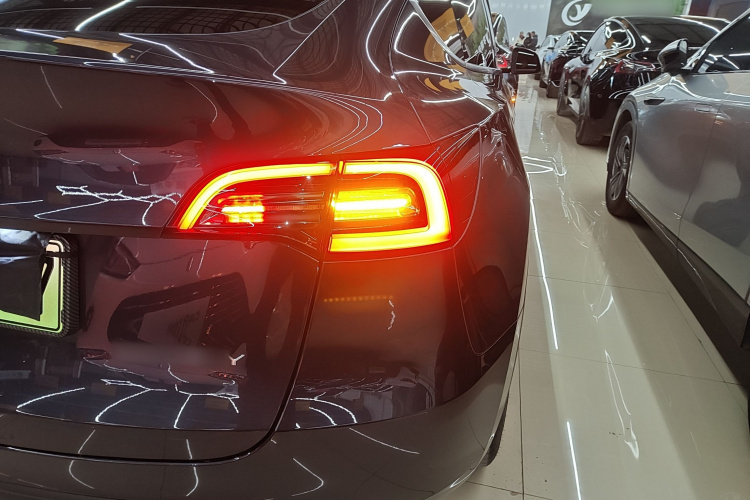 特斯拉 Model Y 2024款 后轮驱动版车身外观9