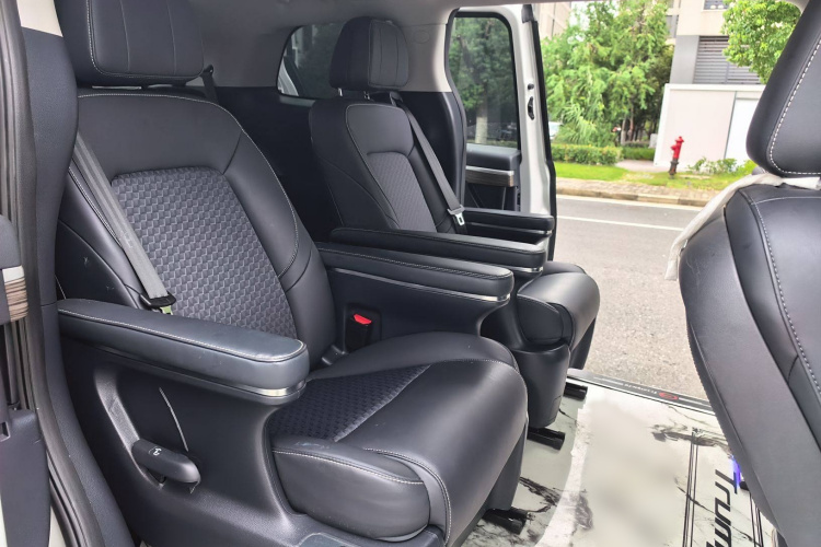 广汽传祺 传祺M8 2023款 领秀系列 390T 豪华版中控内饰7010