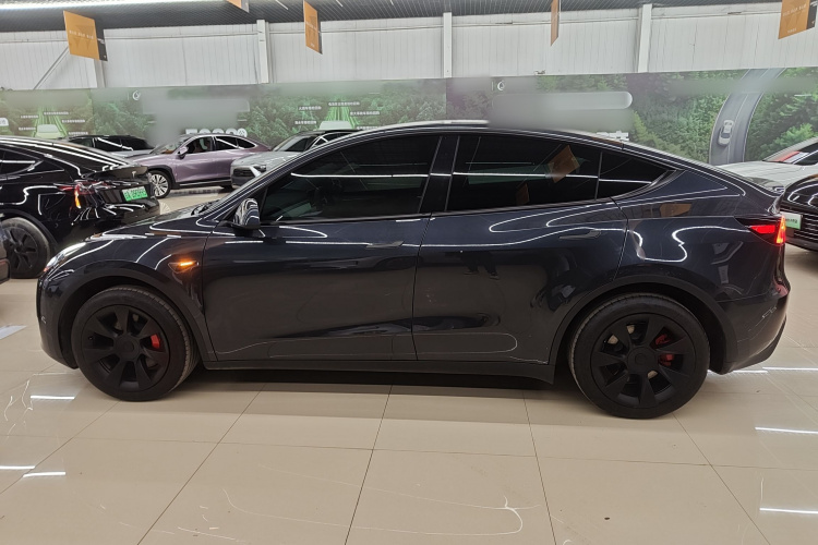 特斯拉 Model Y 2024款 后轮驱动版车身外观4