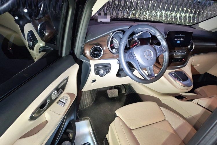 奔驰V级 2022款 V 260 领航版中控内饰20