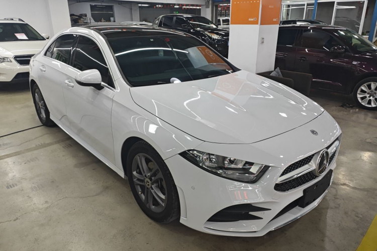 奔驰A级 2020款 改款二 A 180 L 运动轿车车身外观3