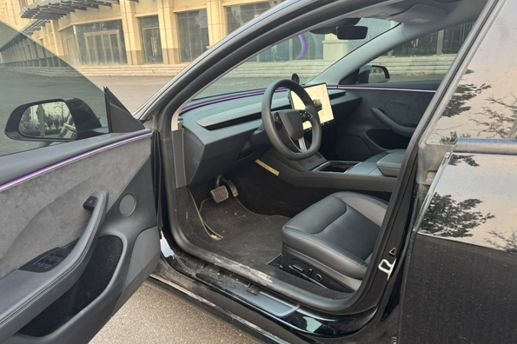 特斯拉 Model 3 2023款 长续航全轮驱动版中控内饰7003