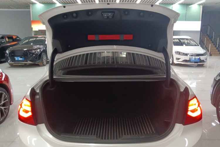 宝马1系 2018款 118i 运动型机舱底盘23