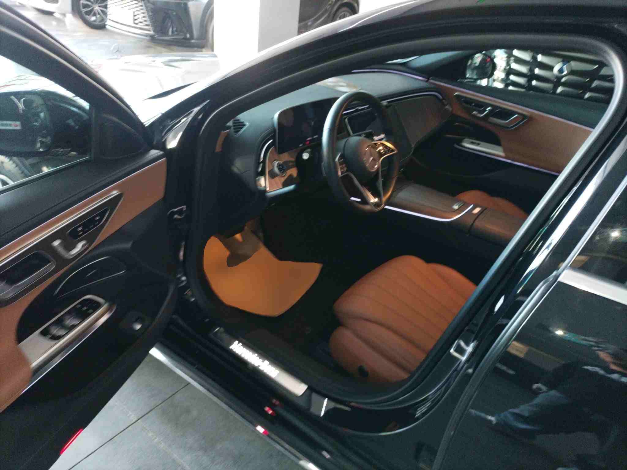 驾驶位内饰全景