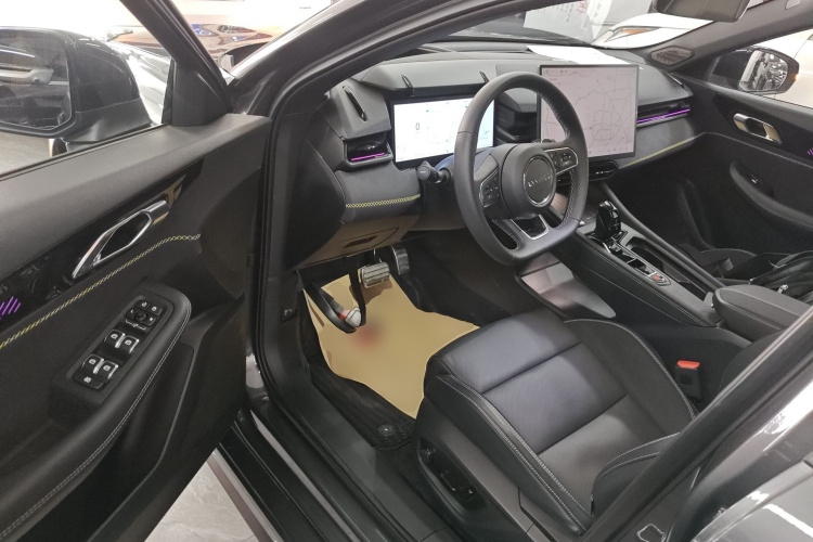 领克03 2025款 2.0TD DCT冠军版Pro中控内饰7003