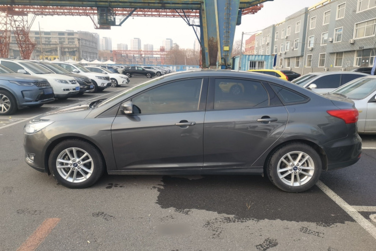 福特 福克斯 2015款 三厢 1.6L 自动风尚型车身外观4