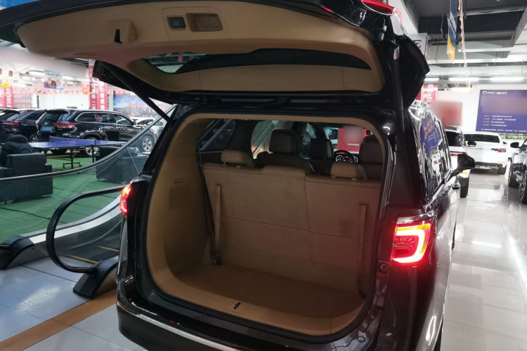 别克GL8 2021款 ES陆尊 653T 尊享型机舱底盘23