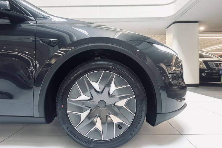 特斯拉 Model Y L 2025款 长续航全轮驱动版中控内饰7011