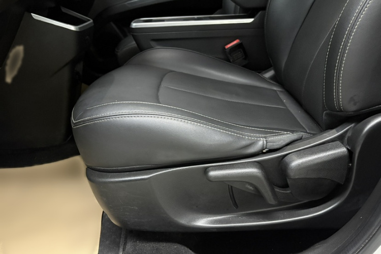 哪吒汽车 哪吒V 2022款 潮 300 Lite 磷酸铁锂中控内饰7006