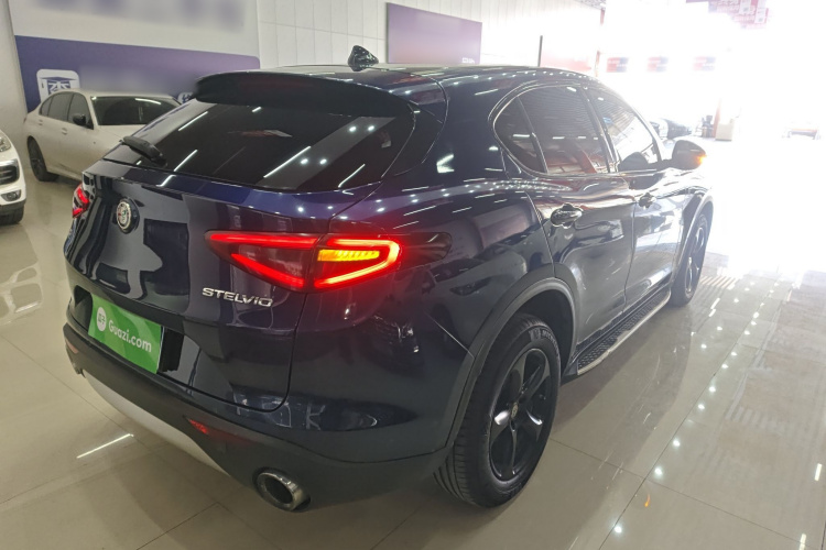 阿尔法·罗密欧 Stelvio斯坦维 2017款 2.0T 200HP 精英版车身外观7