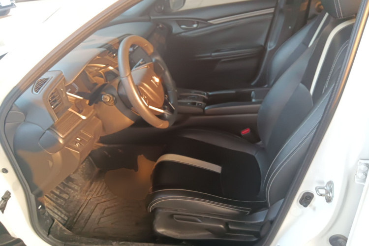 本田 思域 2021款 HATCHBACK 220TURBO CVT新锐控局部细节19