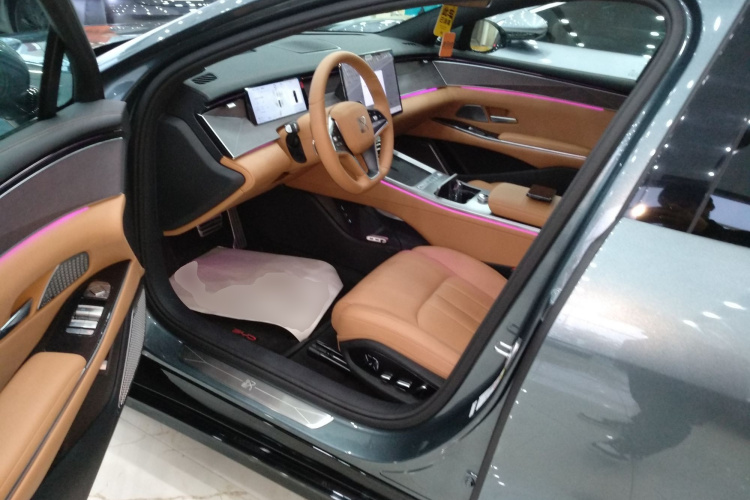 比亚迪 汉L 2025款 DM-p 四驱激光雷达旗舰型中控内饰7003