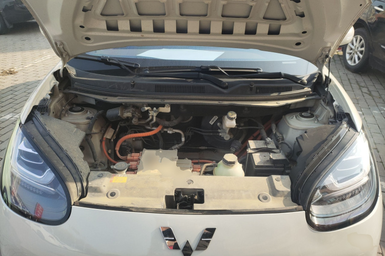 五菱汽车 五菱缤果 2023款 333km 灵犀互联+款机舱底盘24