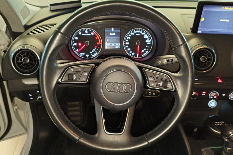 奥迪A3 2018款 30周年年型 Sportback 35 TFSI 进取型中控内饰13