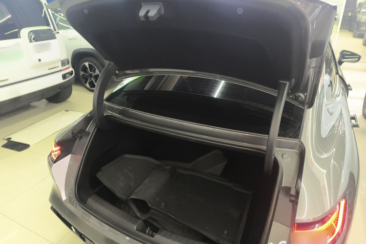 吉利银河 银河E8 2024款 550km 后驱PRO机舱底盘23