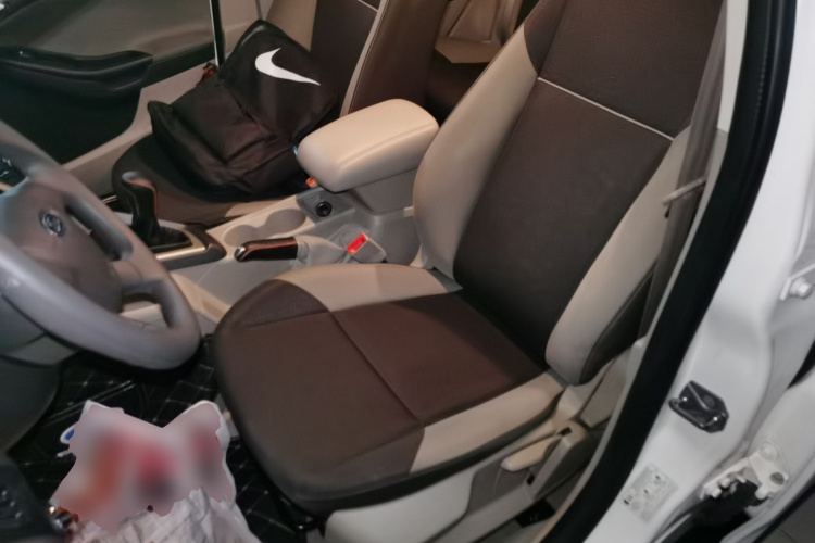 福特 福克斯 2012款 三厢 1.6L 手动舒适型中控内饰19