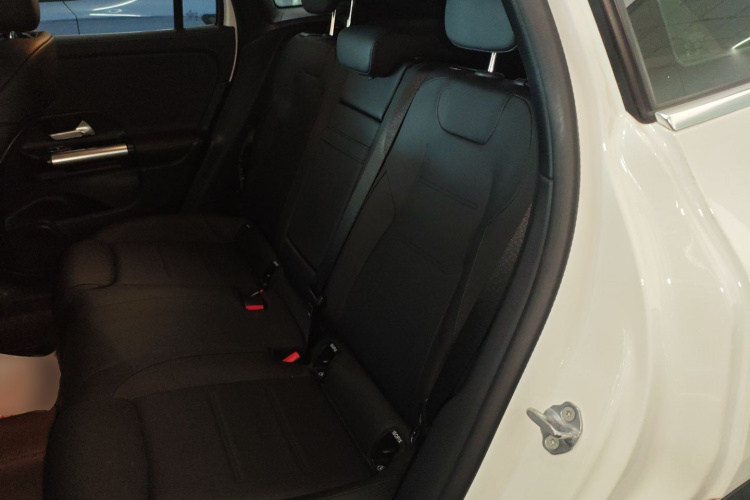 奔驰GLA 2023款 改款 GLA 200中控内饰21