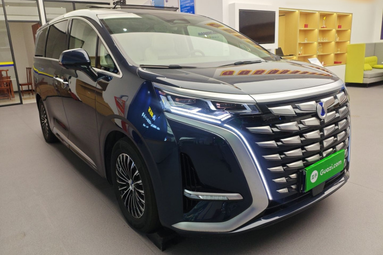 腾势D9 2022款 DM-i 970 四驱旗舰型车身外观3