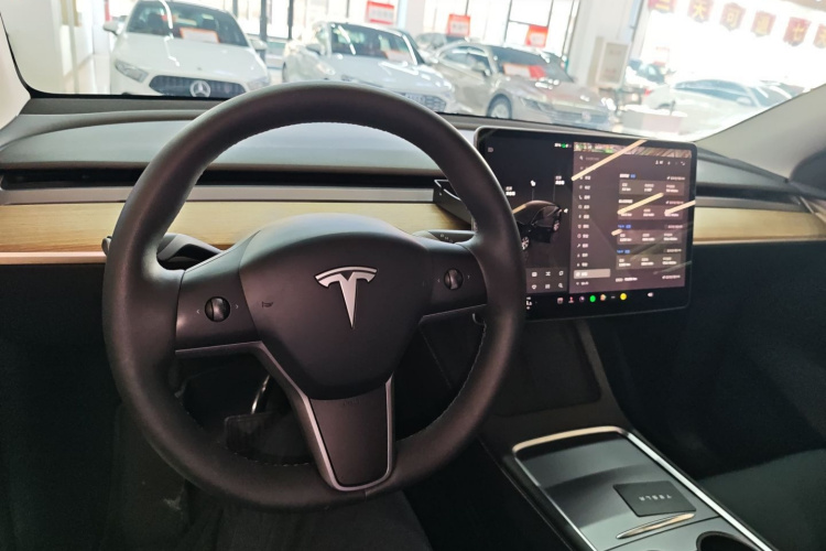 特斯拉 Model Y 2022款 改款 长续航全轮驱动版中控内饰12