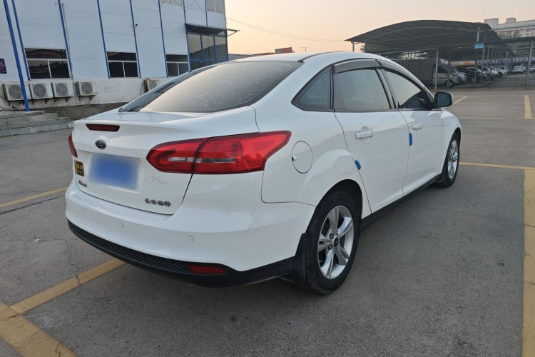 福特 福克斯 2018款 三厢经典 1.6L 自动舒适型智行版车身外观7