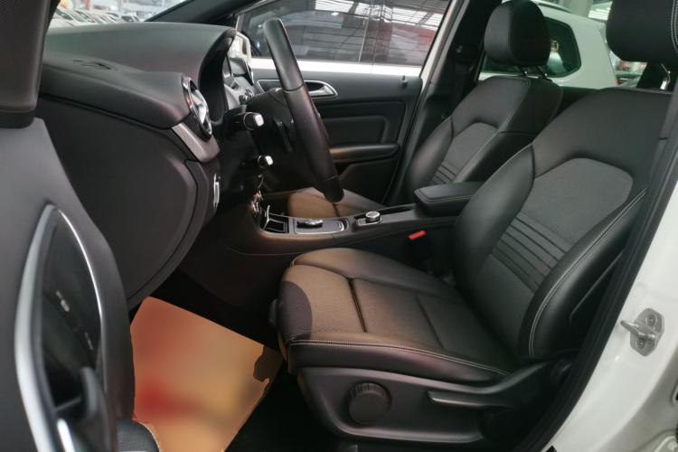 奔驰B级 2015款 B 200 动感型中控内饰19
