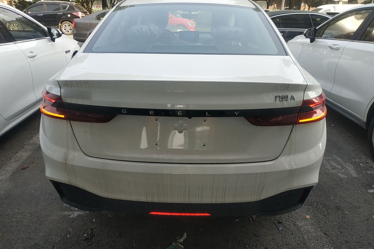 吉利几何A 2024款 500KM 出行版车身外观6