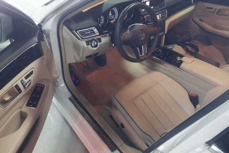 奔驰E级 2015款 E 260 L 运动时尚型中控内饰20