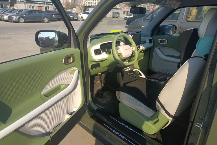 吉利银河 2025款 210km 熊猫骑士中控内饰7003