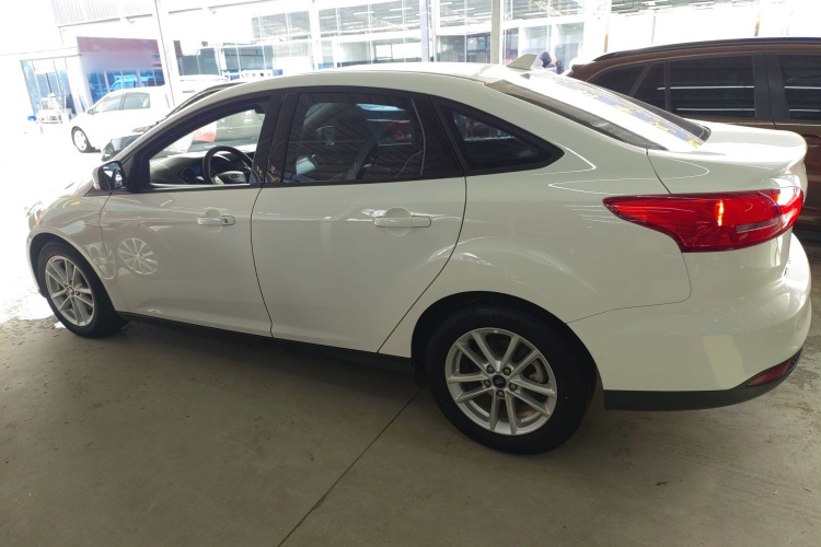 福特 福克斯 2017款 三厢 EcoBoost 125 手动超能风尚型智行版车身外观4