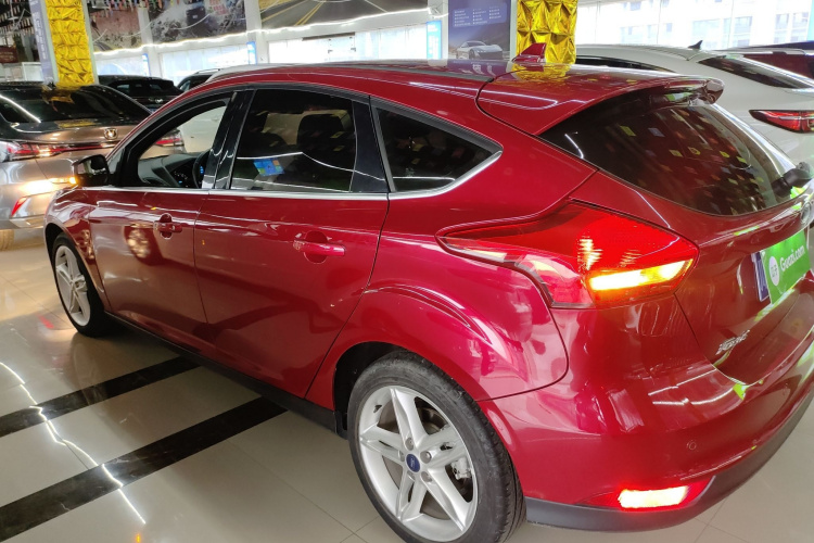 福特 福克斯 2020款 两厢经典 1.5L 自动风尚型车身外观4