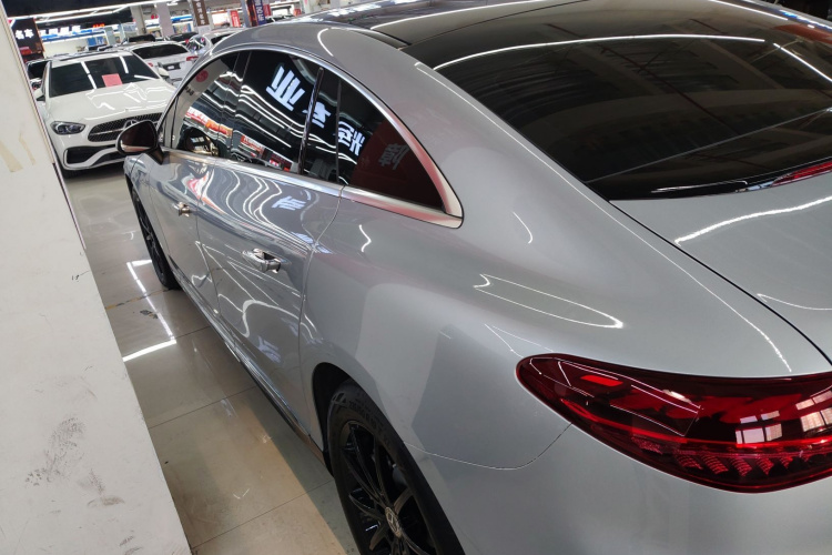 奔驰EQE 2022款 350 先锋版车身外观4