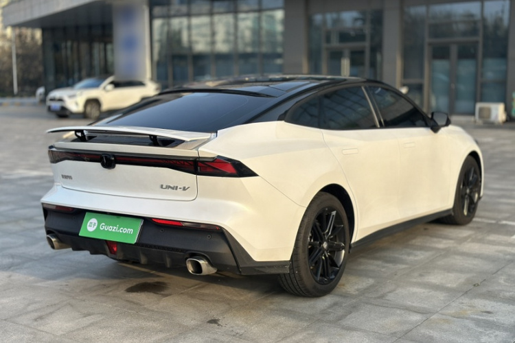 长安UNI-V 2022款 1.5T 尊贵型车身外观6004