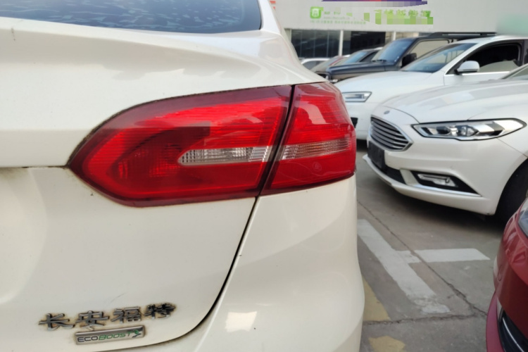 福特 福克斯 2015款 三厢 EcoBoost 180 自动精英型车身外观9