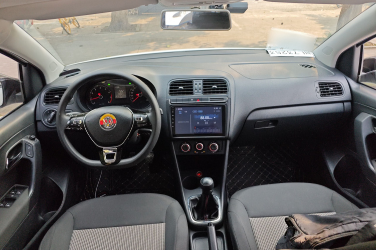 大众 Polo 2014款 1.4L 手动风尚版中控内饰12