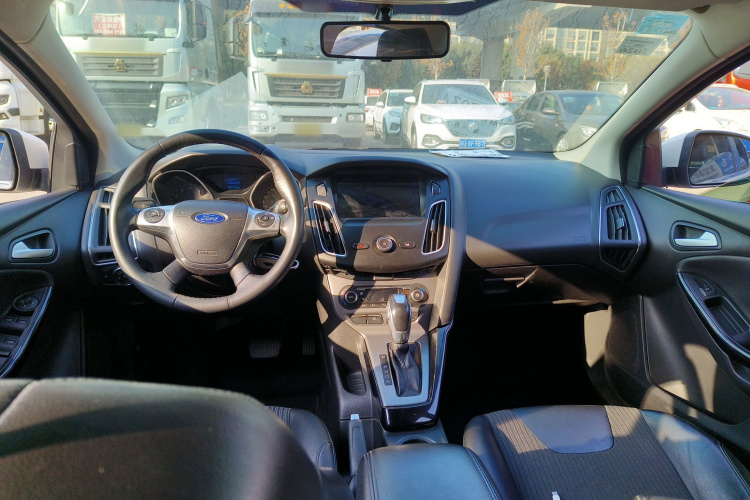 福特 福克斯 2012款 三厢 1.6L 自动风尚型中控内饰12