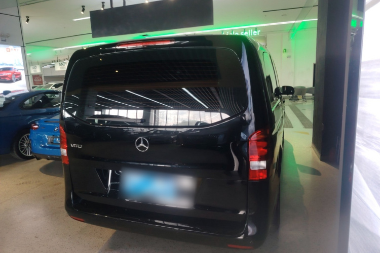 奔驰 威霆 2020款 2.0T 精英版 7座车身外观7