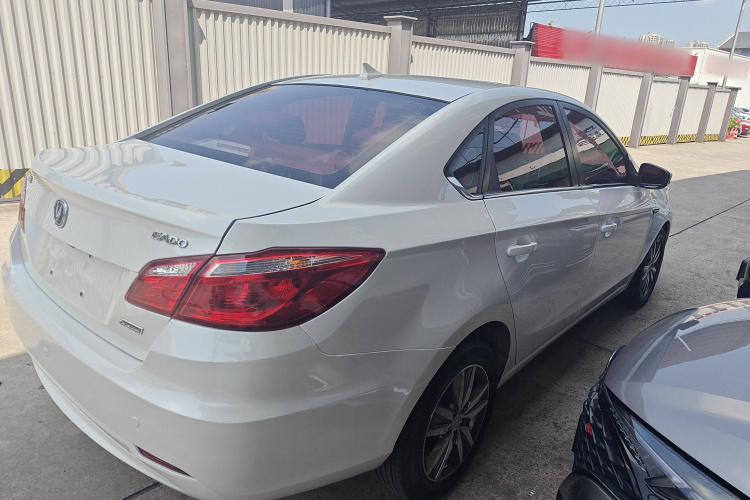 长安 逸动 2015款 1.6L 自动豪华型车身外观7