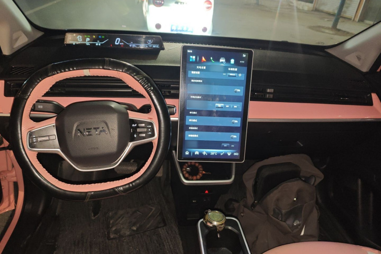 哪吒汽车 哪吒V 2022款 潮 400 Lite 粉色定制款中控内饰12