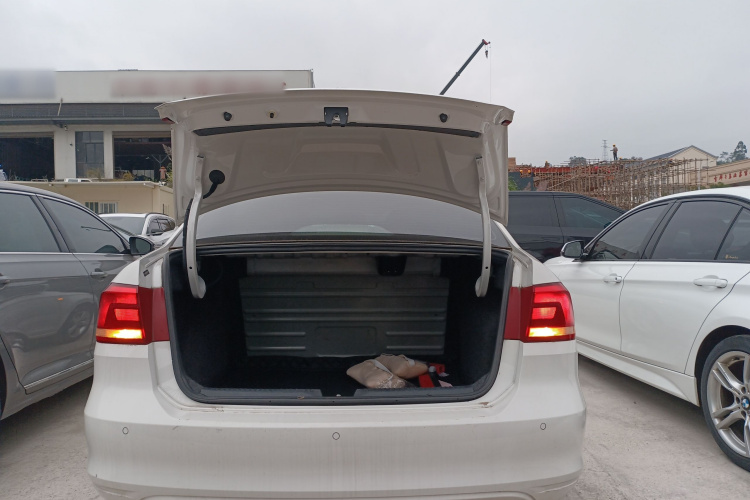 大众 桑塔纳 2015款 1.6L 自动舒适版机舱底盘23