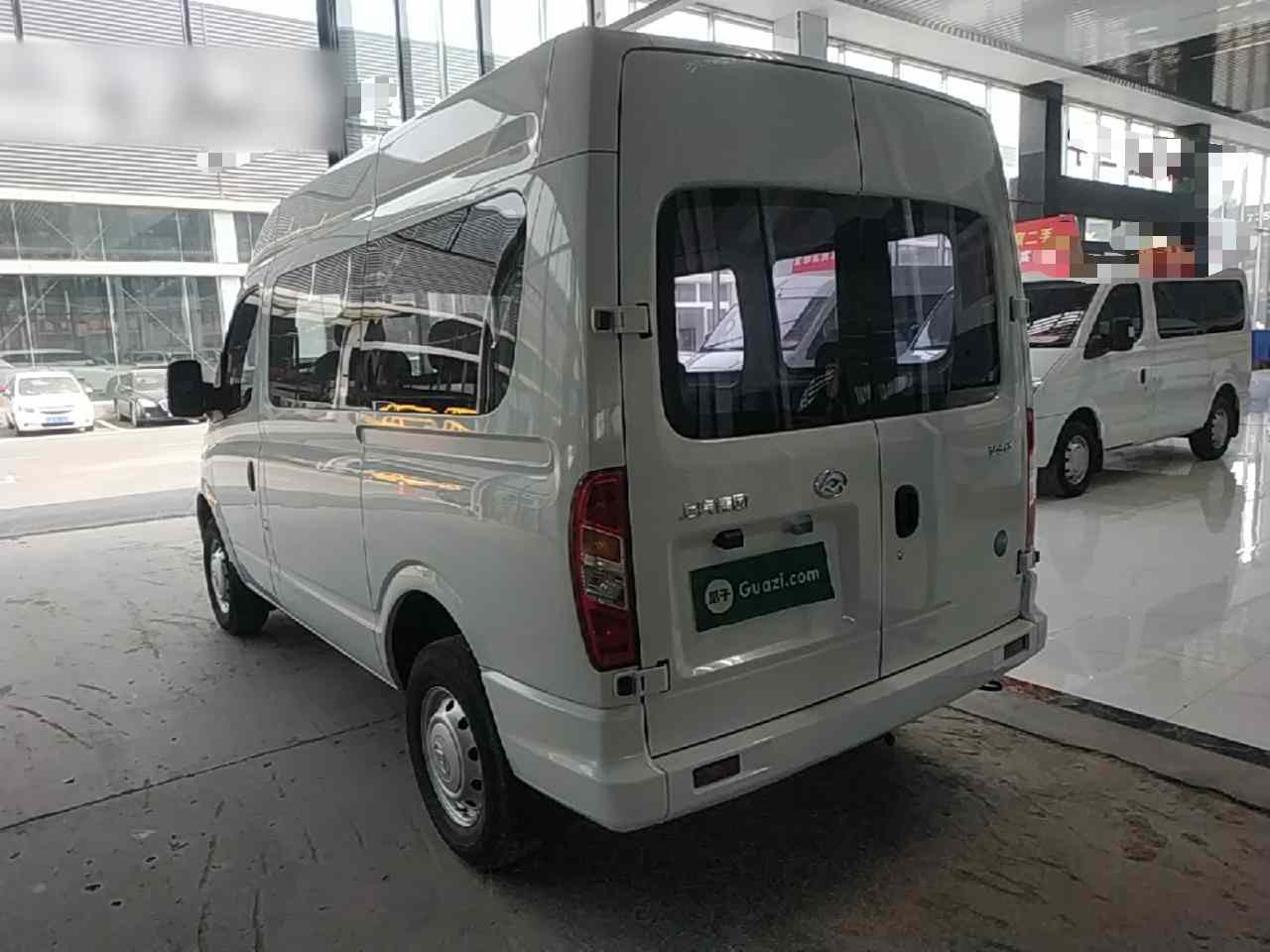 上汽大通MAXUS 新途V80 2024款 傲运通超值版 6MT 短轴中顶127Ps 5/6座(3)