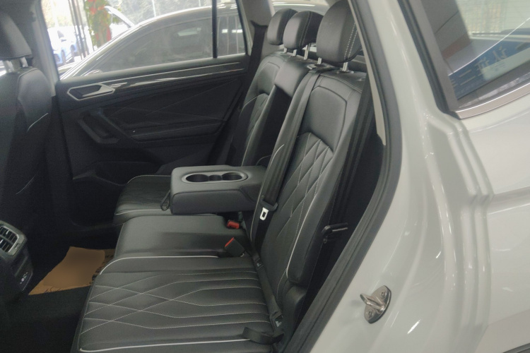 大众 途观L 2024款 出众款 330TSI 自动两驱R-Line龙耀版中控内饰21