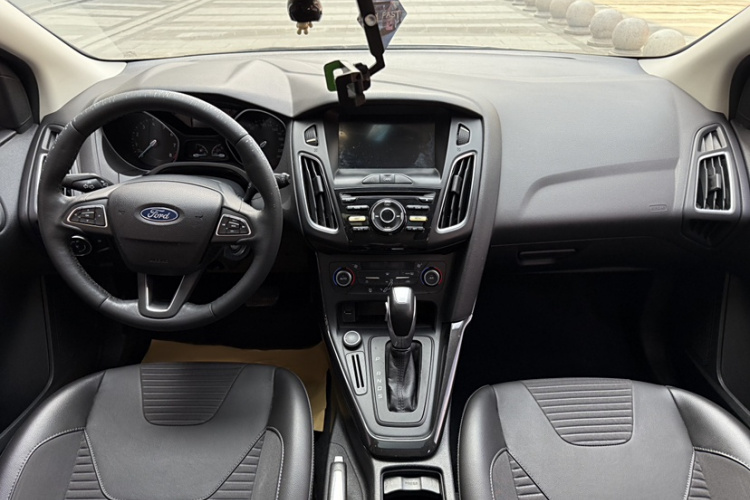 福特 福克斯 2017款 两厢 1.6L 自动风尚型智行版中控内饰7001