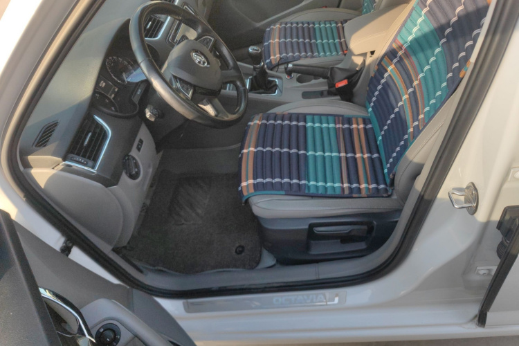 斯柯达 明锐 2015款 1.6L 手动逸俊版中控内饰19