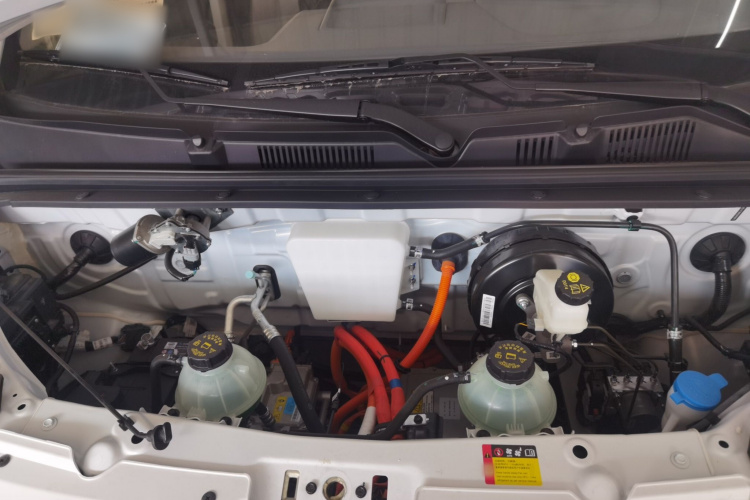 五菱汽车 五菱扬光 2025款 400km 客车版舒适型机舱底盘24