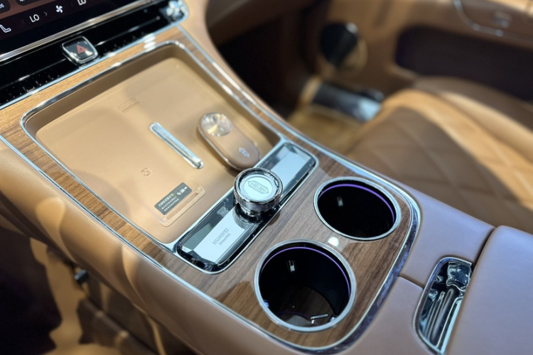 鸿蒙智行 尊界S800 2025款 增程 星辉行政版 4座局部细节16