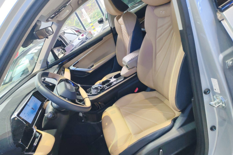 吉利汽车 博越L 2023款 1.5TD DCT尊贵型中控内饰19