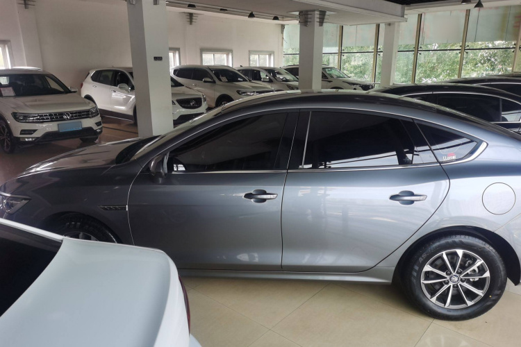 比亚迪 秦PLUS 2024款 荣耀版 DM-i 55KM领先型车身外观4