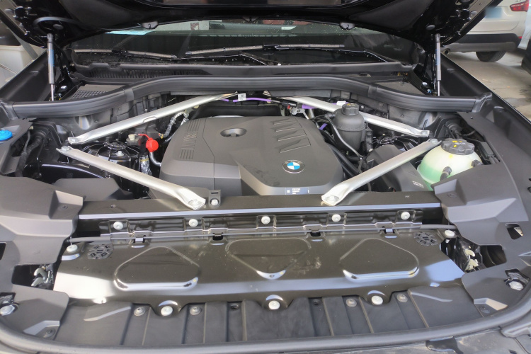 宝马X5 2025款 xDrive 30Li 尊享型M运动曜夜套装机舱底盘24