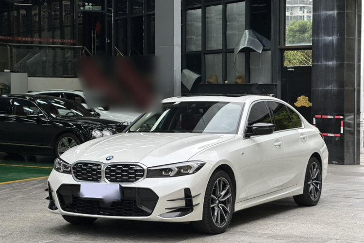 宝马3系 2025款 325i M运动套装车身外观1